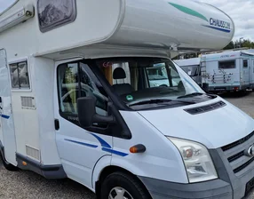 Ford Chausson mit 2 Solarpanels für Autarkie