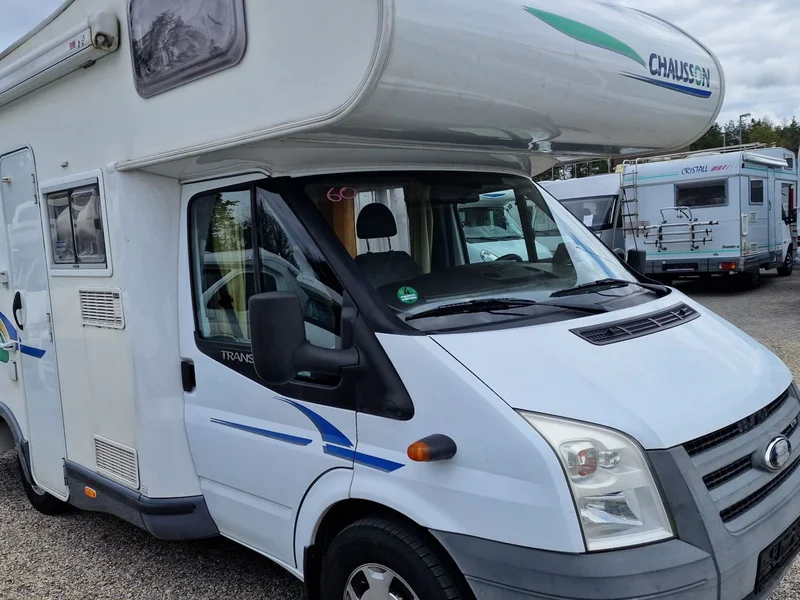 Ford Chausson mit 2 Solarpanels für Autarkie