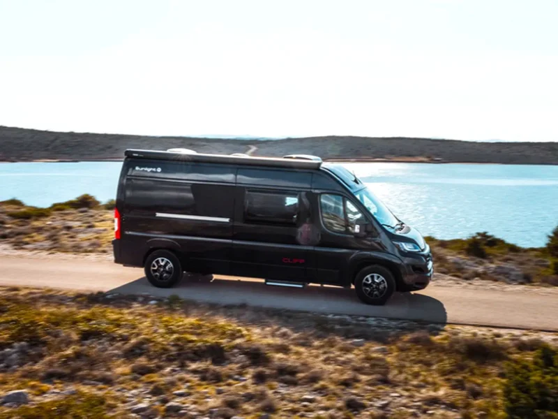 Camper Van mit Längsbetten und viel Platz ...