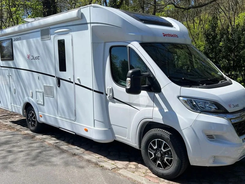  Dethleffs Just 90 7052 EB Modell 2023 mit Einzelbetten und elektrischen Hubbett