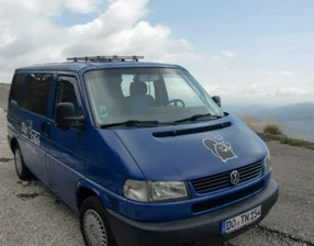 VW T4 - komfortabler Van mit Küchenutensilien (blau)