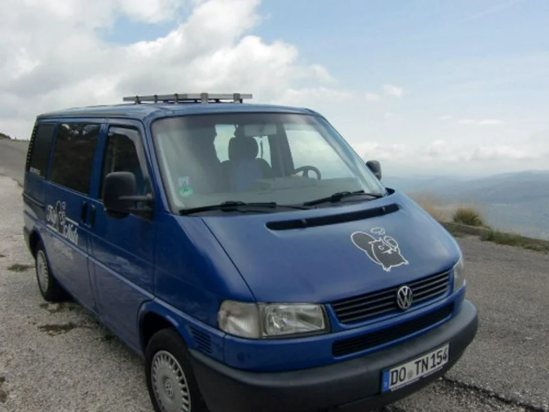 VW T4 - komfortabler Van mit Küchenutensilien (blau)