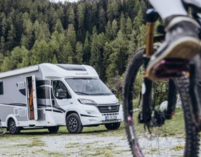 Camper für Pärchen & Familien mit TV SAT-Anlage, Längsbetten, Rückfahrkamera, uvm.