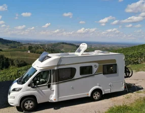 Carado T348 mit Fernseher und Solaranlage