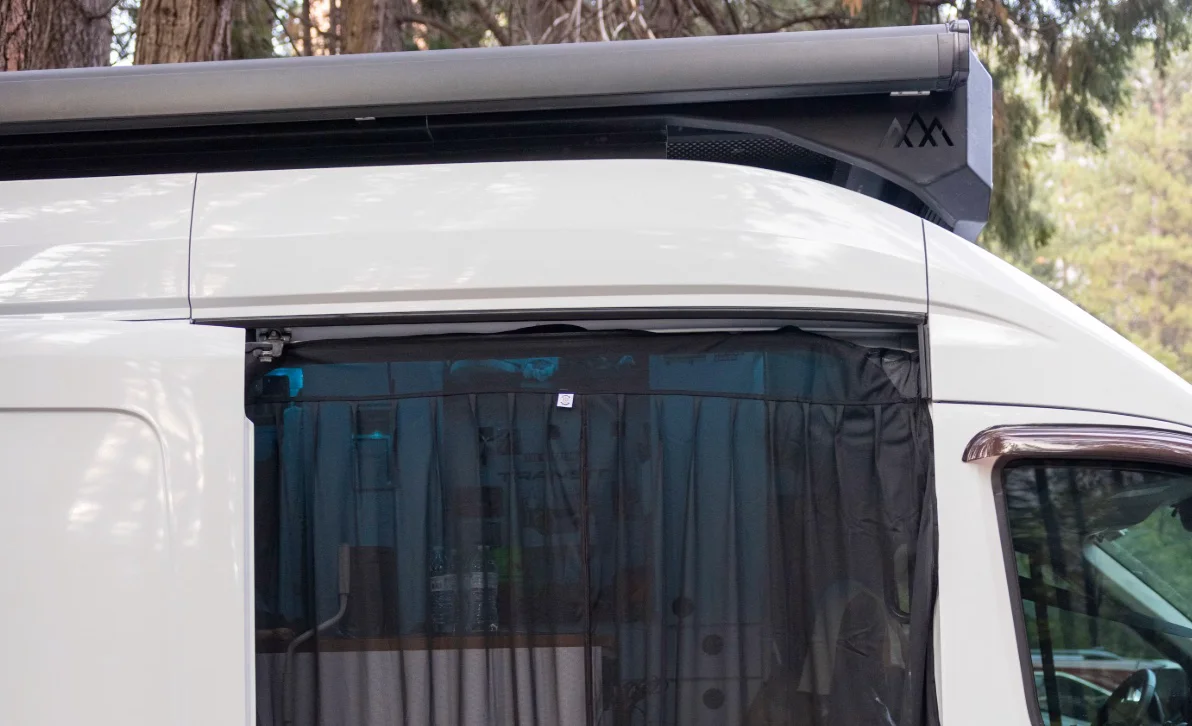 Wohnmobil-Türschutz: Moskitonetz & Haltestange